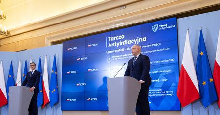 Afera mailowa. Wiemy, dlaczego Sasin postanowił "wkopać" premiera