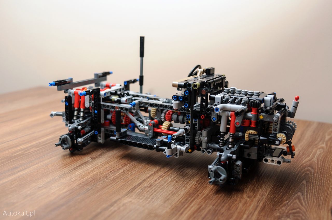 Lego Technic Land Rover Defender 42110 - wszystko połączone prawidłowo. Sprzęgła Kardana widoczne są od boku na idących skośnie wałach