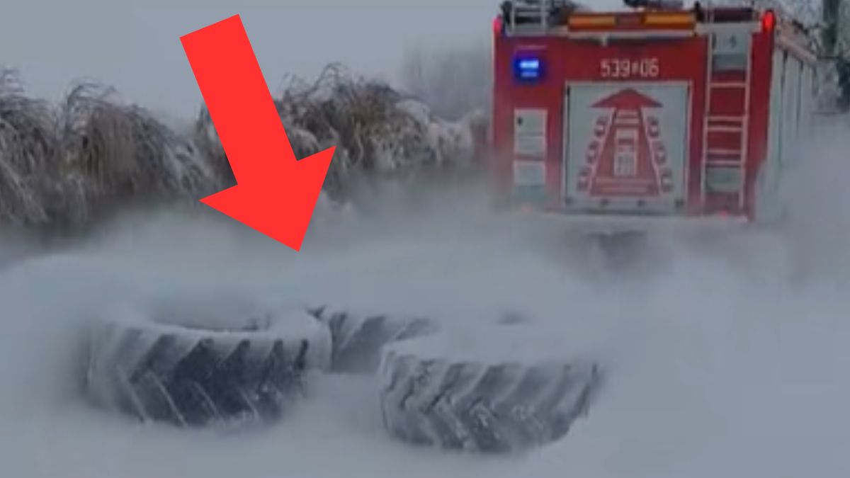 Strażacy odśnieżali drogę oponami.