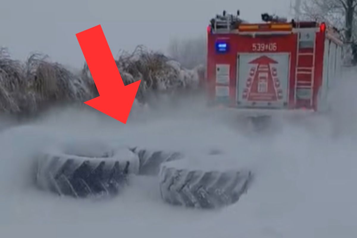 W ten sposób odśnieżali drogę. Wideo ze strażakami niesie się po sieci