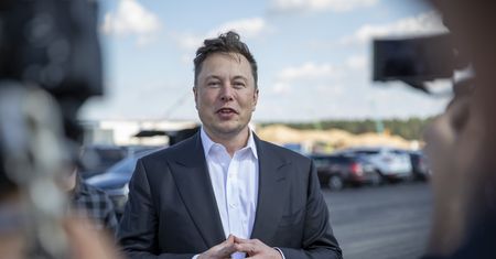 Robot zaatakował inżyniera w gigantycznej fabryce Elona Muska