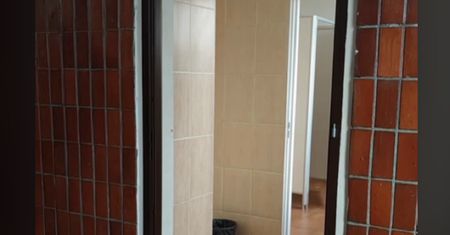 W szkolnej toalecie usunięto drzwi. Prawnik: Niedopuszczalne