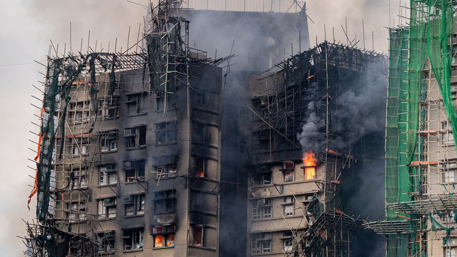 Smoke billows from an apartment fire in the Tai Po district of Hong Kong, China, 27 November 2025. The fire, which started on 26 November, has killed at least 44 people, and left 279 missing. EPA/LEUNG MAN HEI Dostawca: PAP/EPA.