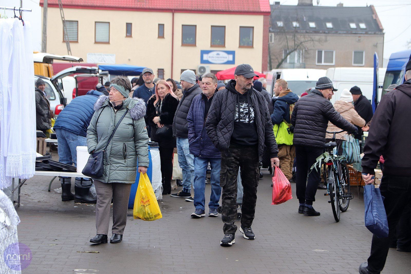 Targowisko miejskie przy ulicy Kaliskiej we Włocławku, 6 grudnia 2025 roku
