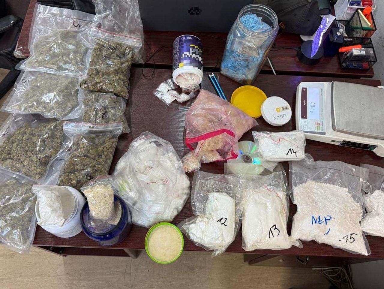 Grudziądz: 59-latek miał prawie 8 kg narkotyków w garażu. Policjanci dowiedzieli się o tym i zrobili nalot