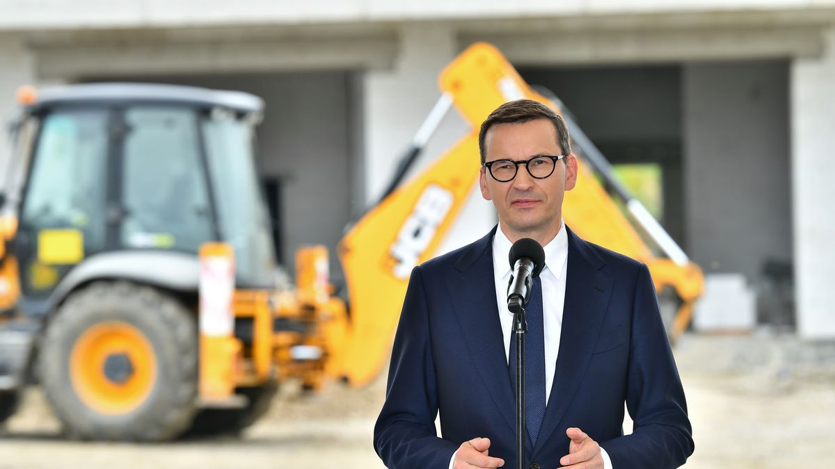 Łagiewniki, 14.07.2022. Premier Mateusz Morawiecki podczas konferencji prasowej na terenie budowy przeszkola w Łagiewnikach, 14 bm. (jm) PAP/Maciej Kulczyński