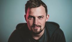 Krzysztof Bednarski w dziale kreacji agencji Kalicińscy.com