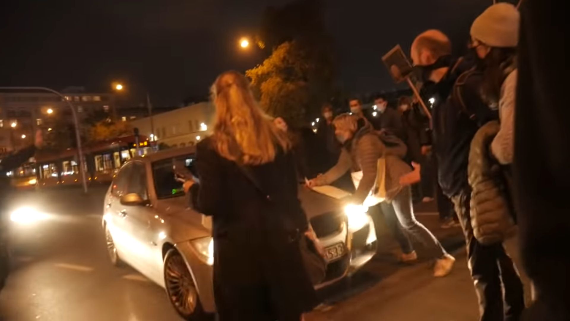 Agent ABW wjechał samochodem w tłum protestujących 