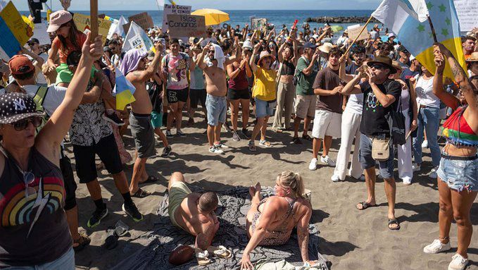 Demonstranci otoczyli turystów