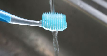 Moczysz szczoteczkę przed myciem zębów? Dentysta stawia sprawę jasno