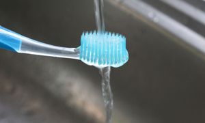 Moczysz szczoteczkę przed myciem zębów? Dentysta stawia sprawę jasno