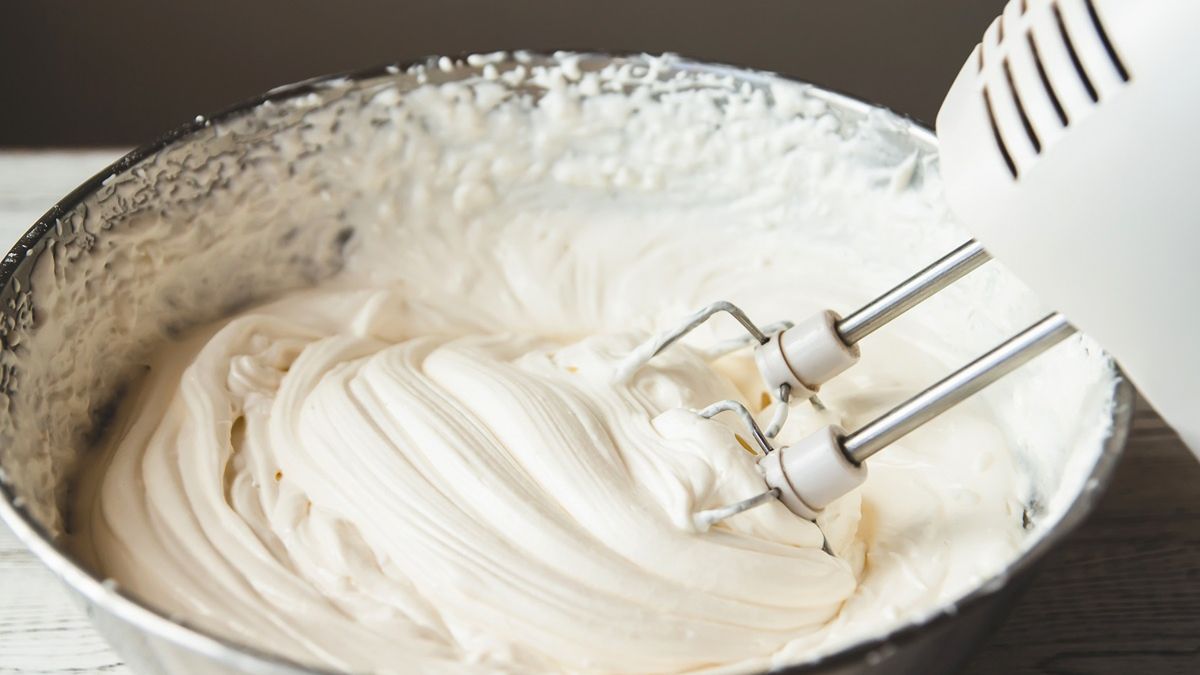 Jesteś na diecie? Zrób ten krem do ciasta bez grama cukru i tłustej śmietany. Nawet nie odczujesz różnicy