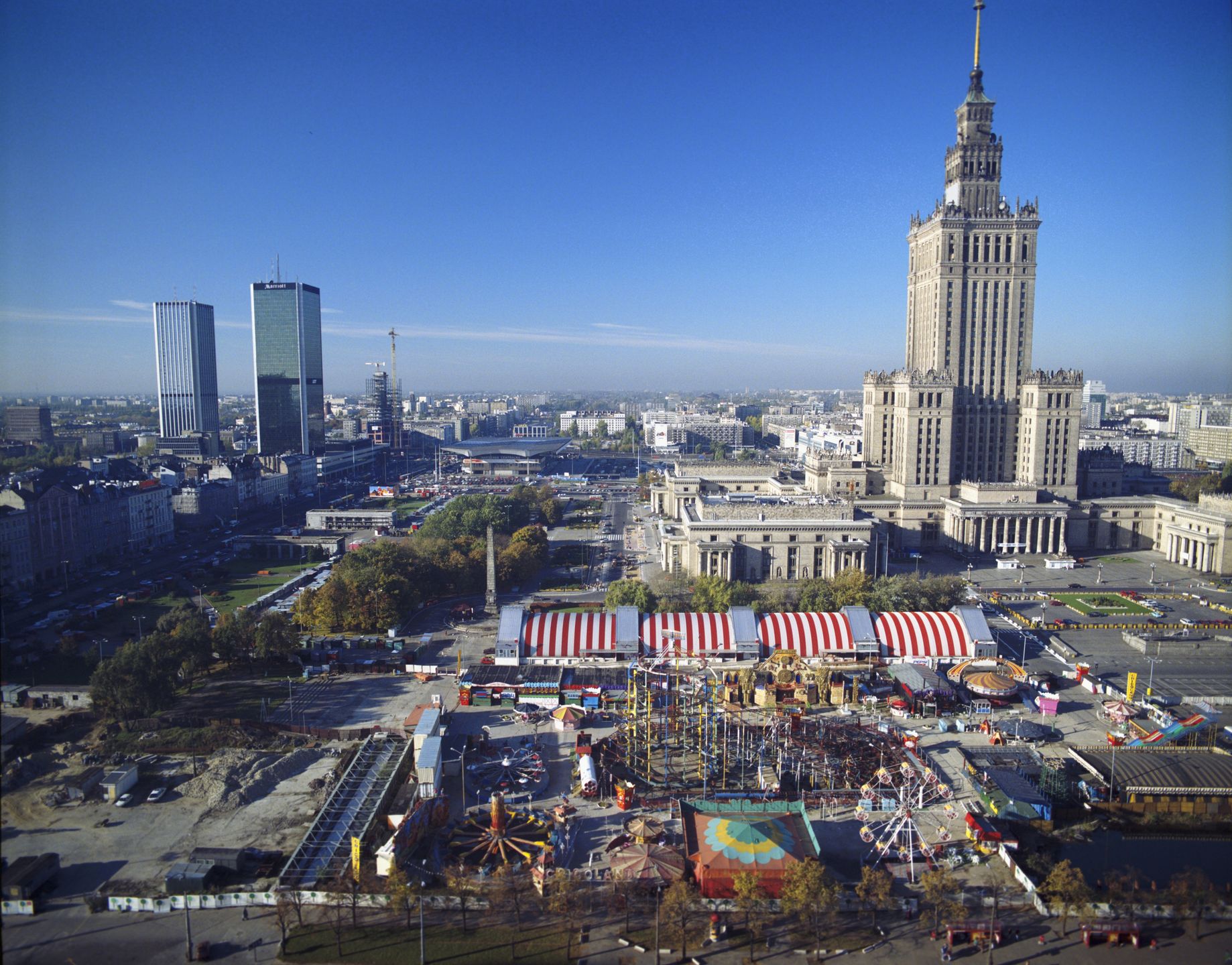 Plac Defilad w Warszawie. Przed pałacem hala MarcPolu