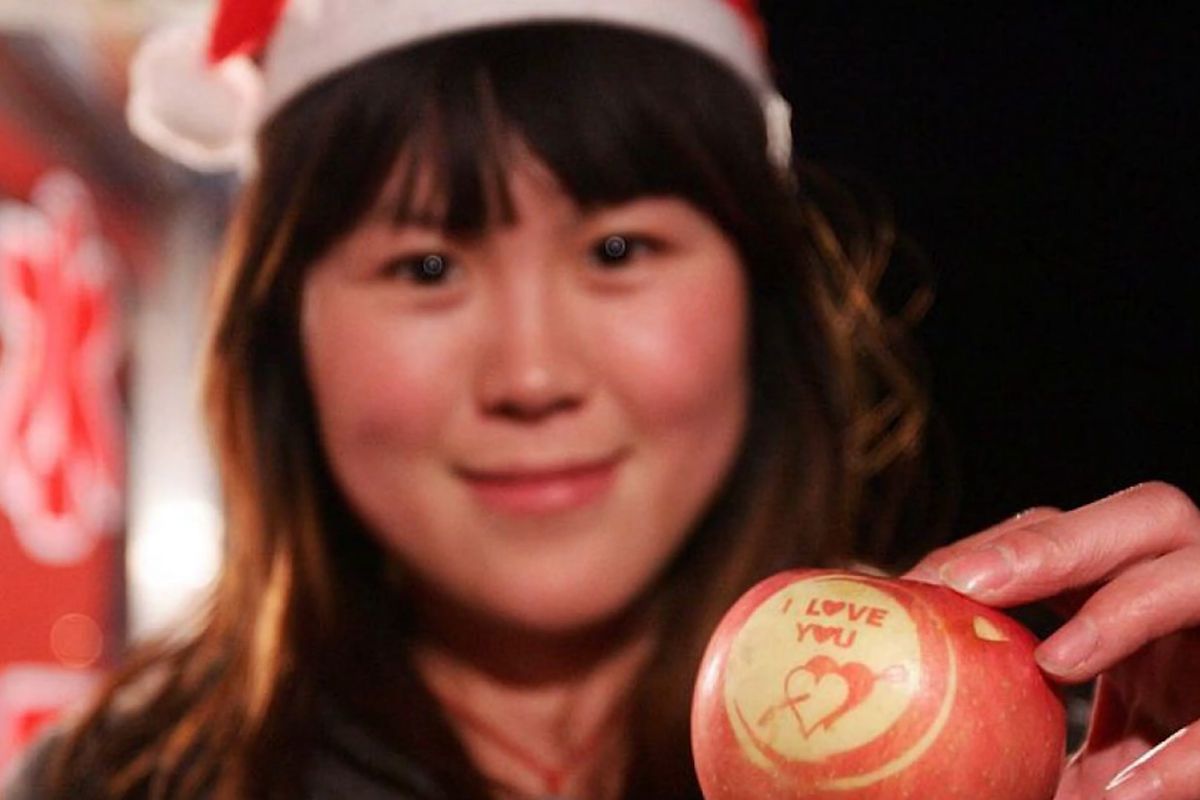 Wręczanie sobie jabłek to chiński bożonarodzeniowy zwyczaj