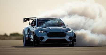 1400-konny Mustang Mach-E ma 7 silników. Powstał, by jeździć bokiem