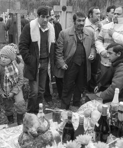 Romskie obchody Wszystkich Świętych. Radość i alkohol na cmentarzu