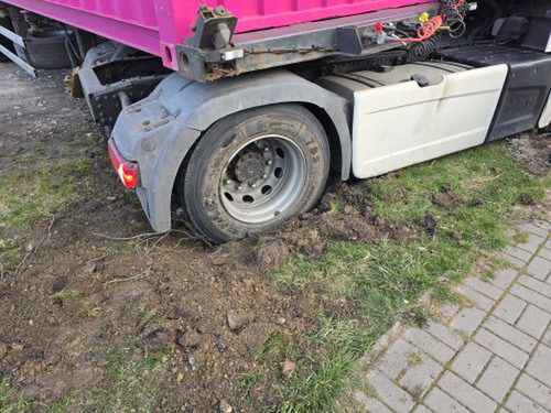 Pomylił drogę, chciał zawrócić. Ulica zablokowana przez ciężarówkę (zdjęcia)