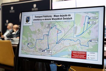 Toruń. Zmiany przy cmentarzach dla kierowców i pasażerów MZK. Jak dojechać na Wszystkich Świętych?