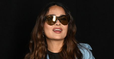 Salma Hayek pozuje na pokazie Balenciagi z mężem miliarderem, córką i PASIERBICĄ (ZDJĘCIA)