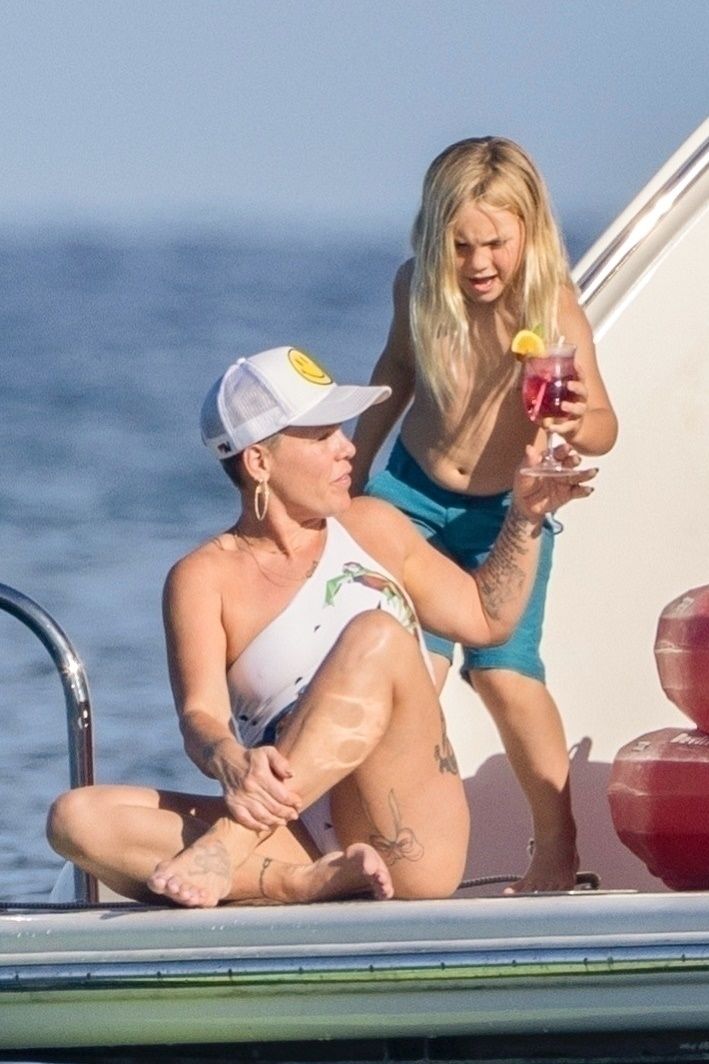 Pink wypoczywa na jachcie z mężem i dziećmi 