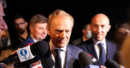 Euforia i złość. Tusk spycha Trzaskowskiego na boczny tor. Kulisy Rady Krajowej PO