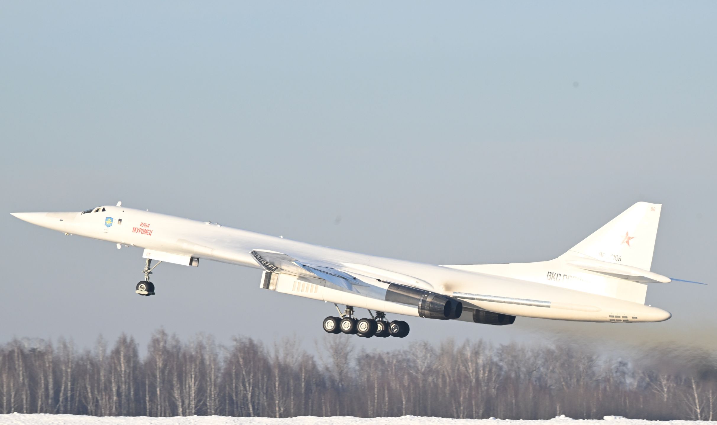 A Tupolev Tu-160 M strategic missile carrier with Russian President Vladimir Putin aboard takes off during a test flight from an airfield of the Kazan Aviation Factory named after Sergei Gorbunov, a branch of the Tupolev military industry company, in Kazan, Republic of Tatarstan, Russia, 22 February 2024. Tu-160 (according to NATO codification - Blackjack) is a supersonic strategic missile carrier-bomber with variable sweep wings, developed at the Tupolev Design Bureau in the 1970-1980s. Although serial production of the Tu-160 was discontinued in the 1990s, works are underway in Russia to resume construction of the aircraft in a new look - Tu-160M. EPA/DMITRIY AZAROV/SPUTNIK/KREMLIN POOL MANDATORY CREDIT Dostawca: PAP/EPA.