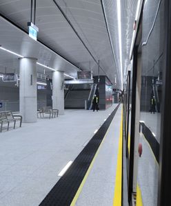 Warszawa. Utrudnienia w kursowaniu linii metra M2. Obecnie ruch przywrócono