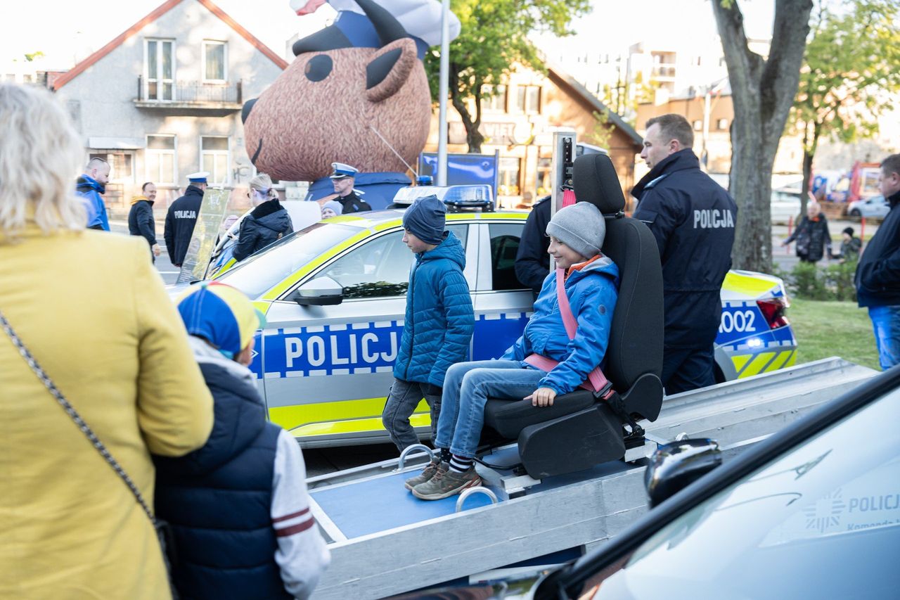 Noc Muzeów w Komendzie Wojewódzkiej Policji w Białymstoku. Mieszkańcy chętnie korzystali z przygotowanych przez funkcjonariuszy atrakcji