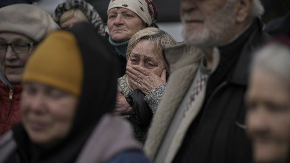 Wojna w Ukrainie - Bucza wyzwolona z r?k RosjanA woman cries as residents listen to a Ukrainian serviceman speaking after a convoy of military and aid vehicles arrived in the formerly Russian-occupied Kyiv suburb of Bucha, Ukraine, Saturday, April 2, 2022. As Russian forces pull back from Ukraine's capital region, retreating troops are creating a "catastrophic" situation for civilians by leaving mines around homes, abandoned equipment and "even the bodies of those killed," President Volodymyr Zelenskyy warned Saturday. (AP Photo/Vadim Ghirda)AP