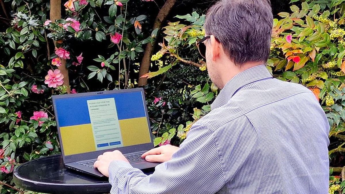 Fabian pracuje nad stroną