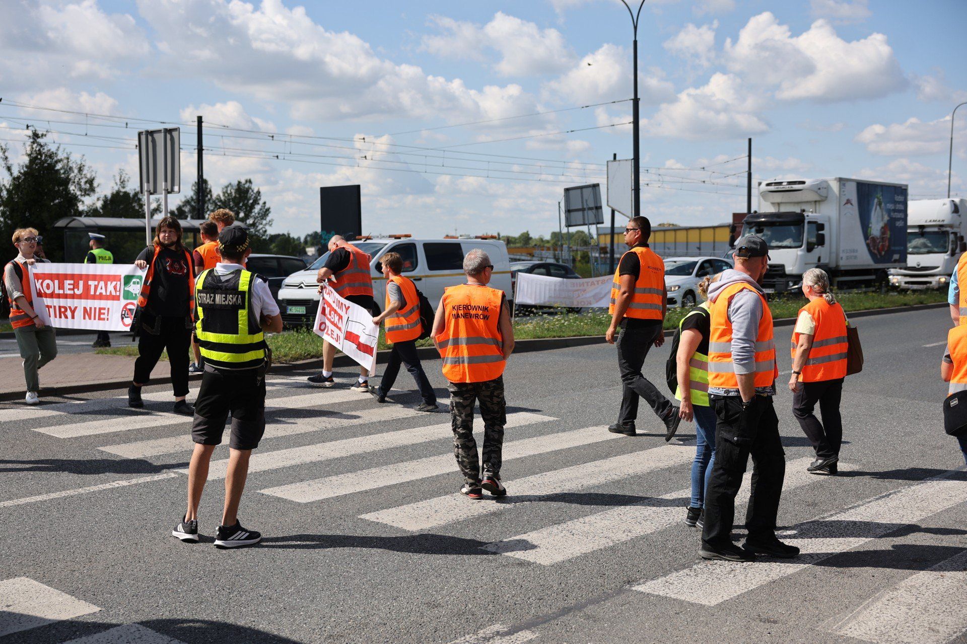 W środę 30 lipca pracownicy PKP Cargo, wspierani przez Ostatnie Pokolenie, protestują m.in. na ul. Piłsudskiego w Dąbrowie Górniczej