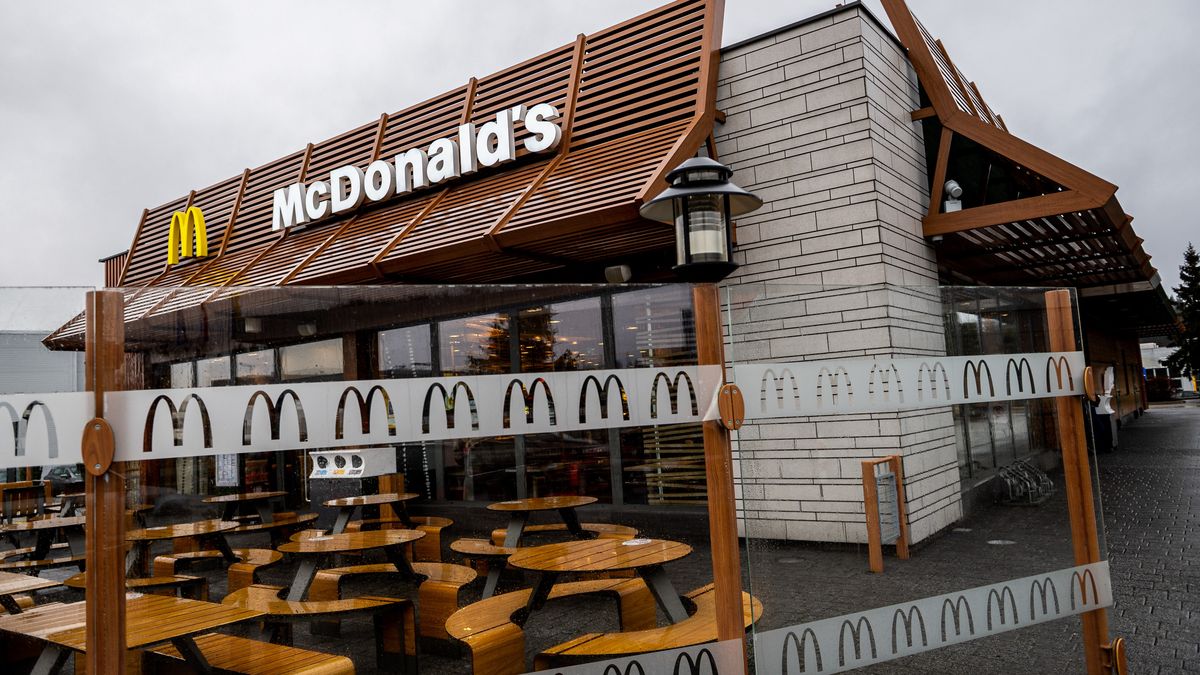 Grupa McDonald's na koniec 2022 r. zatrudniała ok. 150 tys. osób. Cześć z nich wkrótce straci pracę