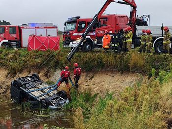 Drobnice: Samochód zatopiony w stawie. Policjanci wyjaśniają okoliczności tragedii