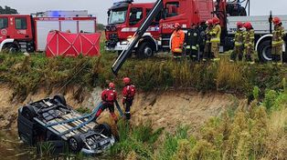 Drobnice: Samochód zatopiony w stawie. Policjanci wyjaśniają okoliczności tragedii