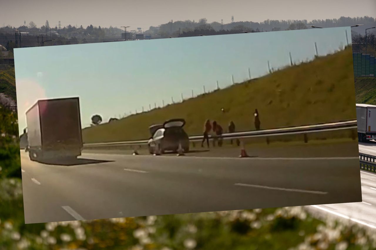 Grali w siatkówkę na autostradzie. Niebezpieczne zachowanie oczekujących na pomoc drogową