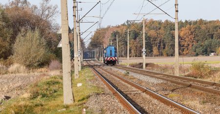 Wjechał na tory. Zatrzymał ruch kolejowy