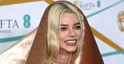 Zaskakująca stylizacja. Opięta kreacja Anyi Taylor-Joy skryta pod połami materiału