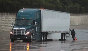 Chciał holować ciężarówkę motocyklem. Film umieścił w internecie