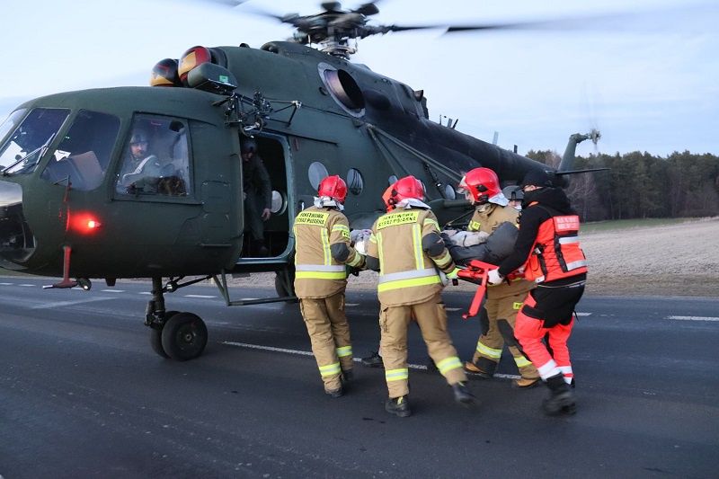Wojskowy śmigłowiec MI-8 lądował na DK17