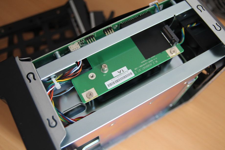 Aby dojść do drugiego gniazda M.2 należy odkręcić całą płytę i wyjąć ją z portu PCI.