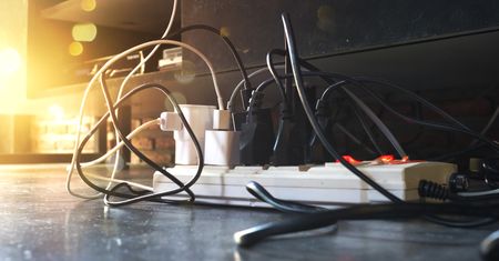 UOKiK sprawdziło listwy przepięciowe. Większość z nich ma wady konstrukcji