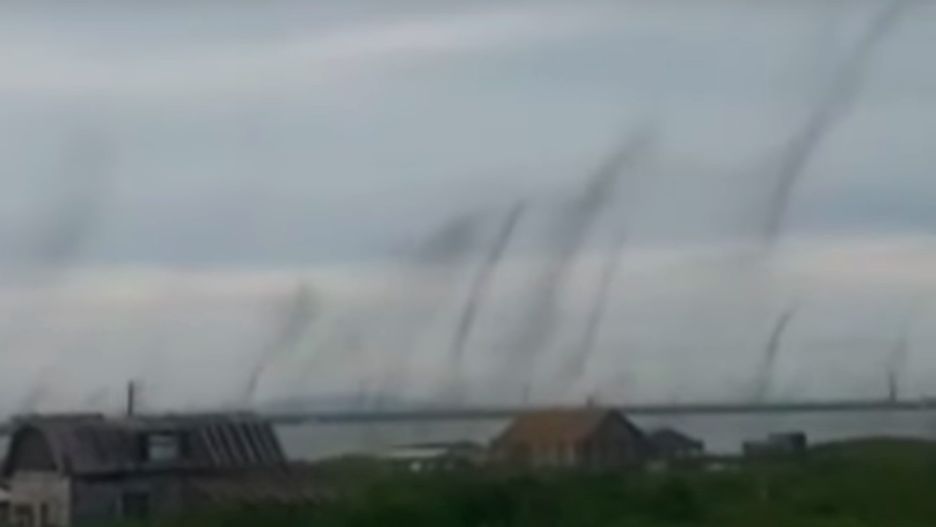 Skupiska komarów przypominają tornada / screenshot kamchat100 