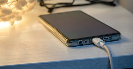 Ukryta funkcja w niektórych smartfonach. Działa przy ładowaniu