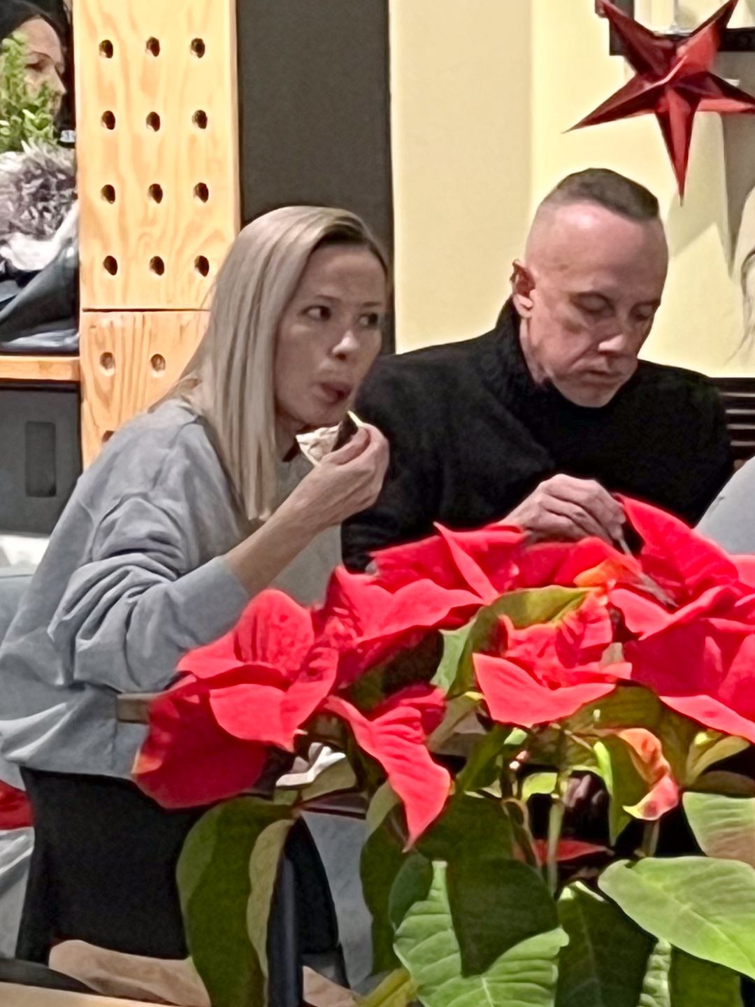 Nergal wybrał się z dziewczyną do restauracji