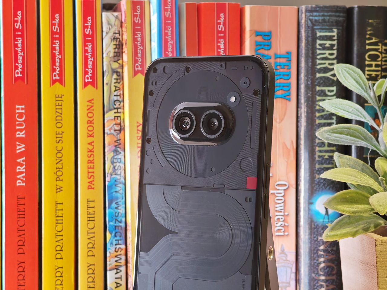System Glyphs w Nothing Phone (2a) składa się z trzech zestawów diod