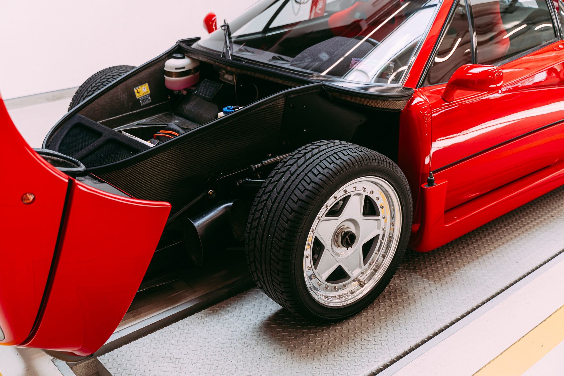 Ferrari F40 w Ferrari Katowice (1990)