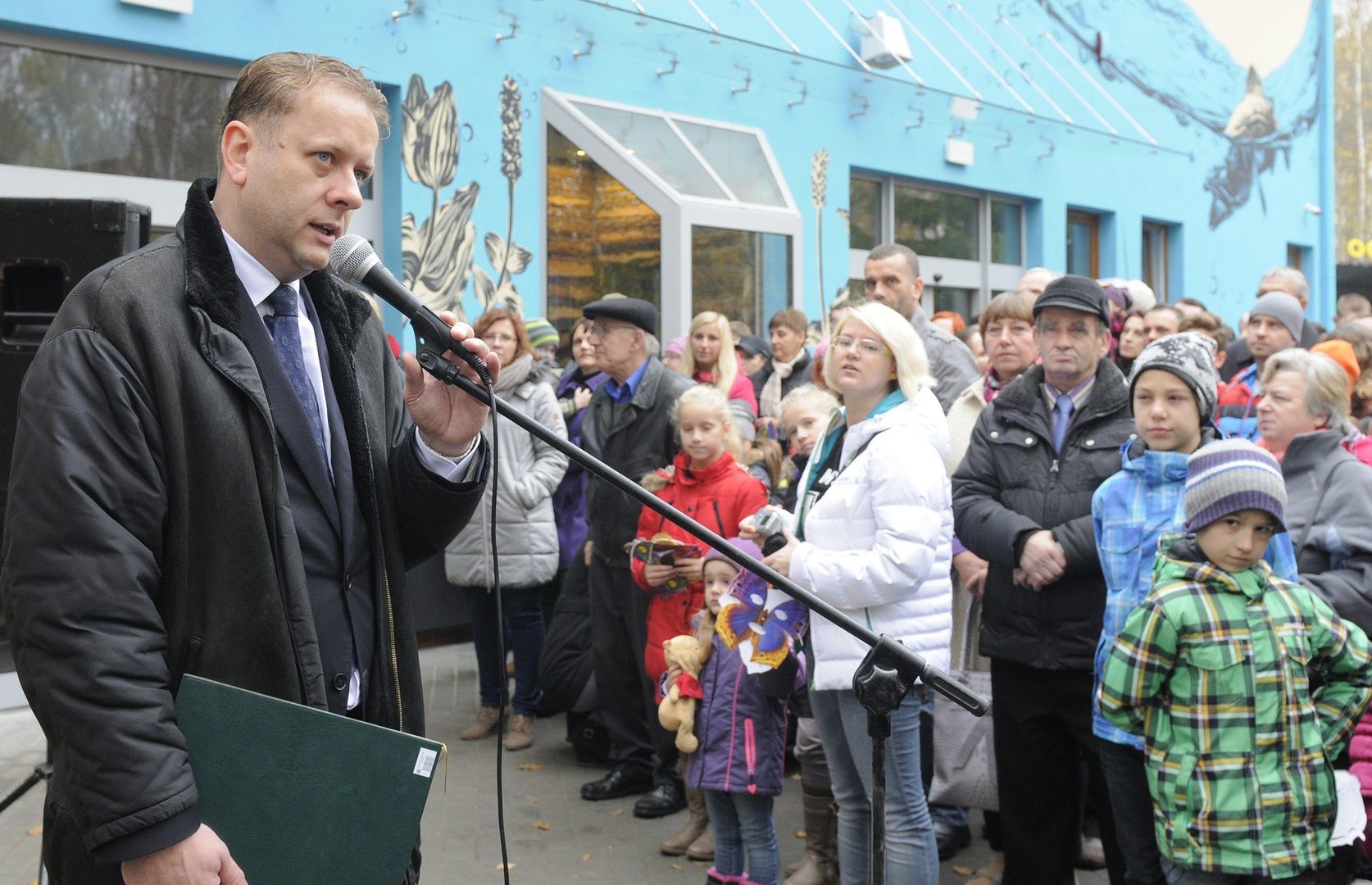 Marcin HeymannPrezes Leśnego Parku Kultury i Wypoczynku „Myślęcinek” w Bydgoszczy ma ok. 100 tys. zł oszczędności (małżeńska wspólność majątkowa) oraz papiery wartościowe (ok. 1 tys. zł).W oświadczeniu wymienia szereg nieruchomości, w tym dwa domy, jeden, którego jest współwłaścicielem – 180 mkw. na działce 600 mkw. (600 tys. zł) i drugi,w majątku odrębnym żony – 250 mkw. na działce 1245 mkw. (1, 2 mln zł). Ponadto wraz z żoną ma dwa mieszkania: blisko 42 mkw. (700 tys. zł) oraz ok. 62 mkw – (600 tys. zł), komórkę lokatorską i udział w garażu.W LPKiW „Myślęcinek” oraz radzie nadzorczej Bydgoskich Obiektów Sportowych w 2024 r. zarobił blisko 286 tys. zł. Inne dochody pochodzą z wynajmu nieruchomości: 89,3 tys. zł oraz darowizny – 150 tys. zł. Posiada broń myśliwską wartą ok. 13 tys. zł.Spłaca dwa kredyty hipoteczne – łącznie pozostaje ok. 760 tys. zł, kartę kredytową z limitem 100 tys, zł, kredyt gotówkowy - 188 tys. zł oraz ekopożyczkę na fotowoltaikę i pompę ciepła – 75 tys. zł. Dodatkowo żona spłacę pożyczkę – 50 tys. zł.