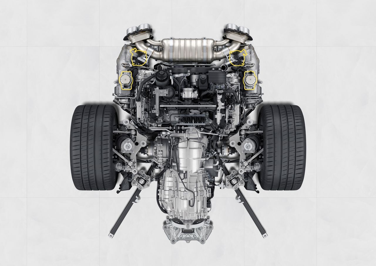 Rzut układu napędowego z zaznaczoną zmianą lokalizacji mocowania silnika (fot. Porsche)