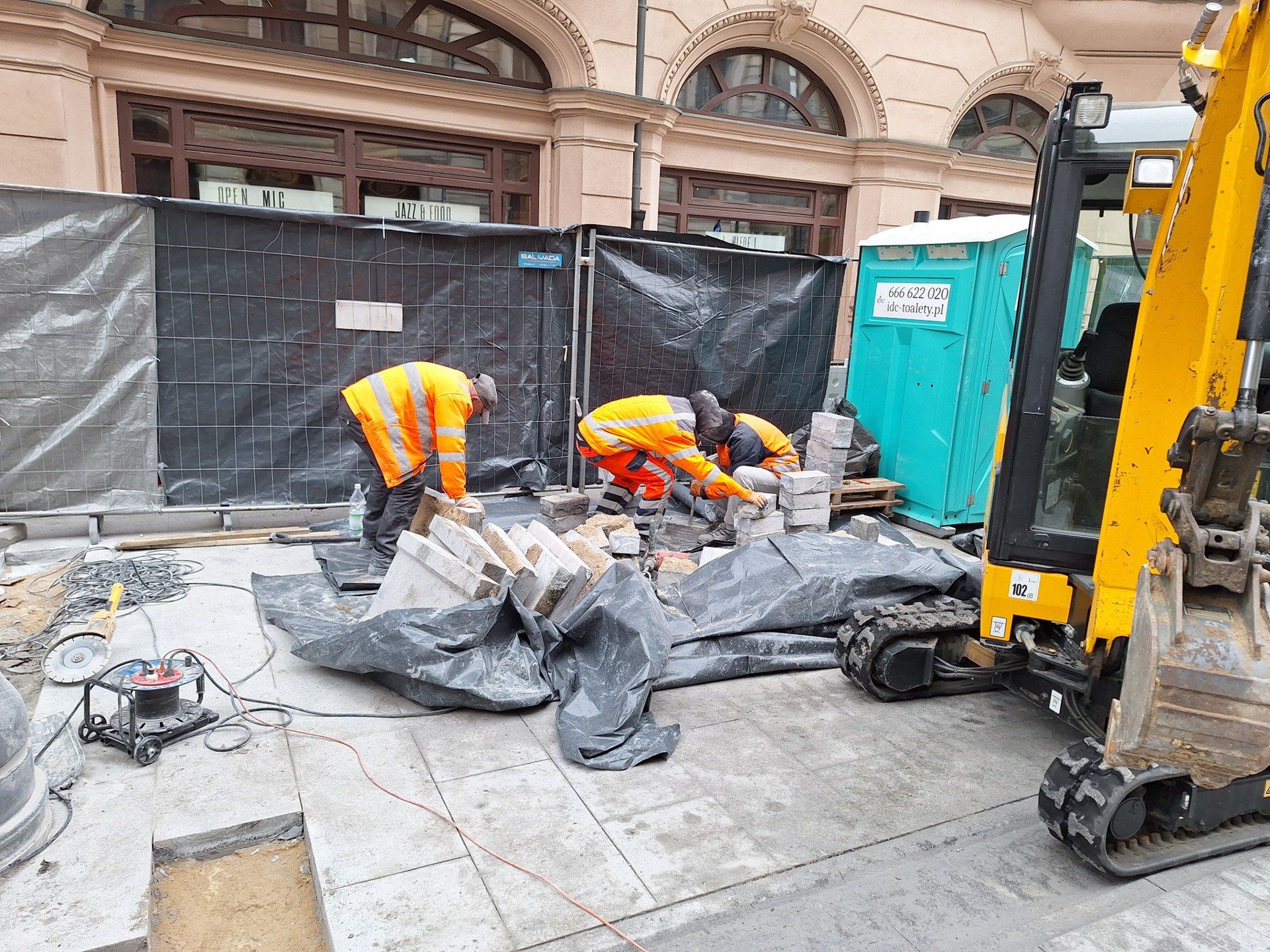 Rozpoczął się montaż słupków na Piotrkowskiej