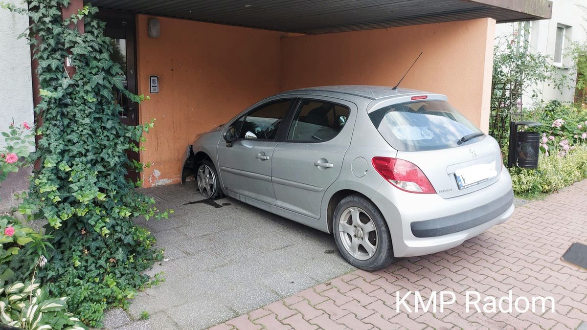 Próba wjechania do klatki schodowej okazała się nieudana